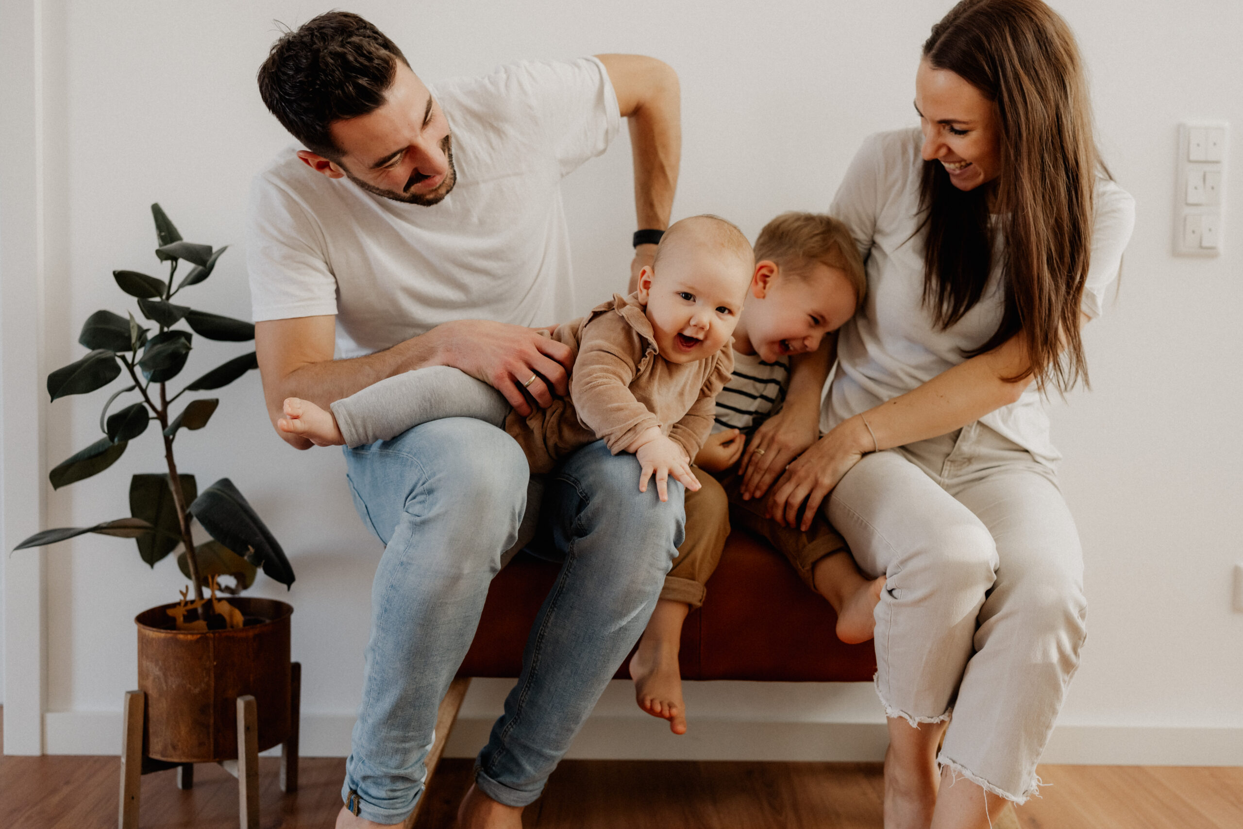 Familienshooting Eppingen zu Hause bei der Familie. Natürliche, ungestelltes Bild der Familie.