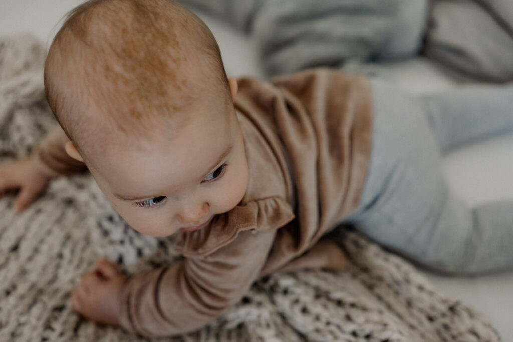 Familienshooting mit zwei Kleinkindern. Homestory.