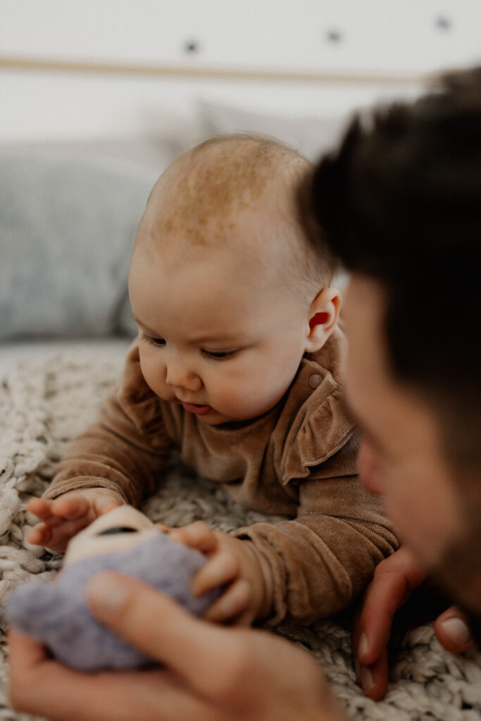 Familienshooting. Papa und Baby.