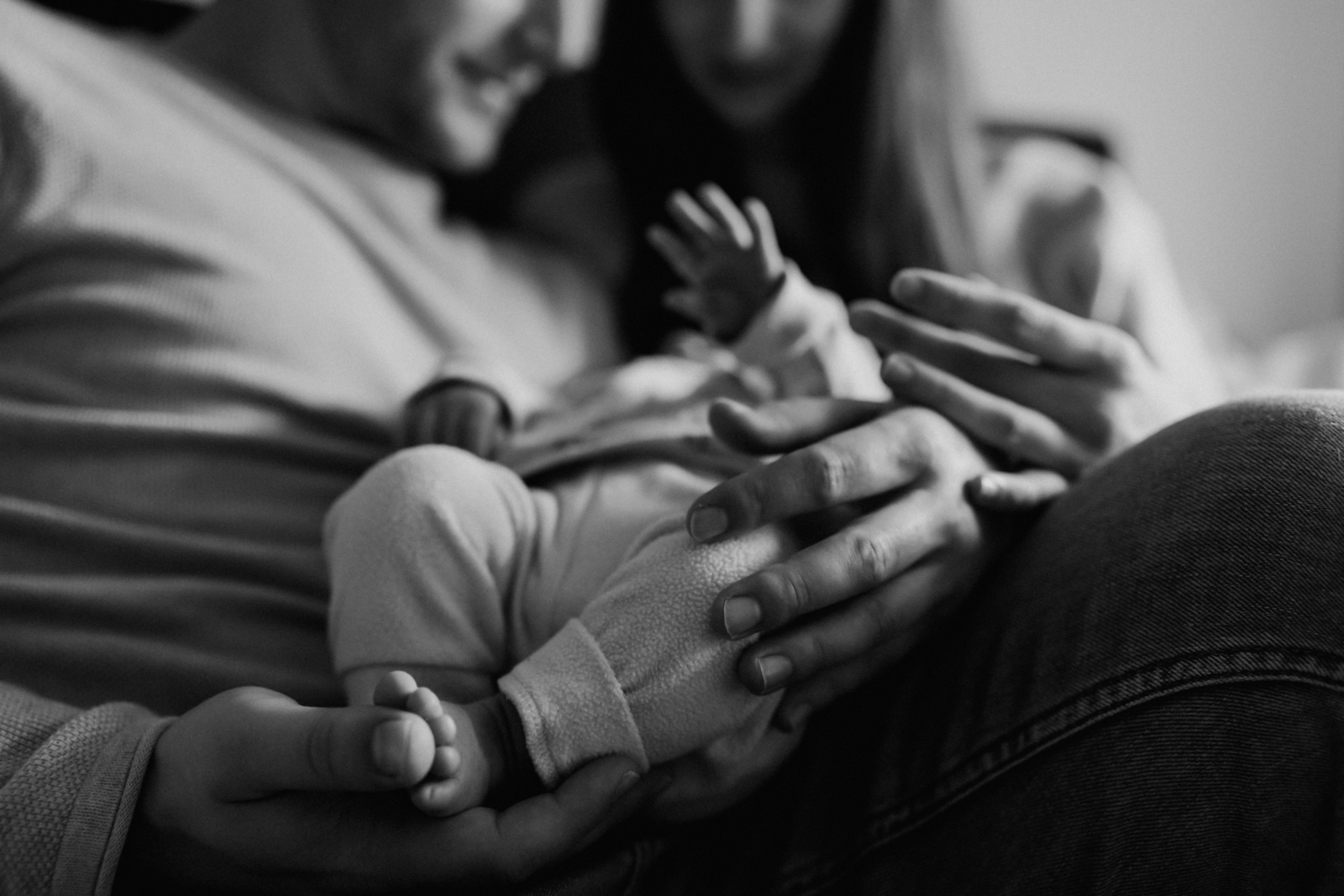 Newbornshooting Eppingen Homestory in Schwarz weiß.