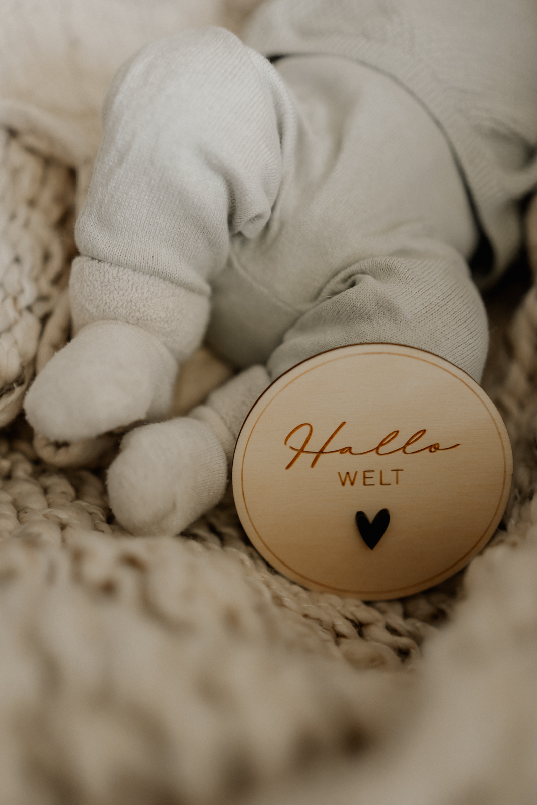 Newbornshooting Eppingen Homestory mit Schild "Hallo Welt".